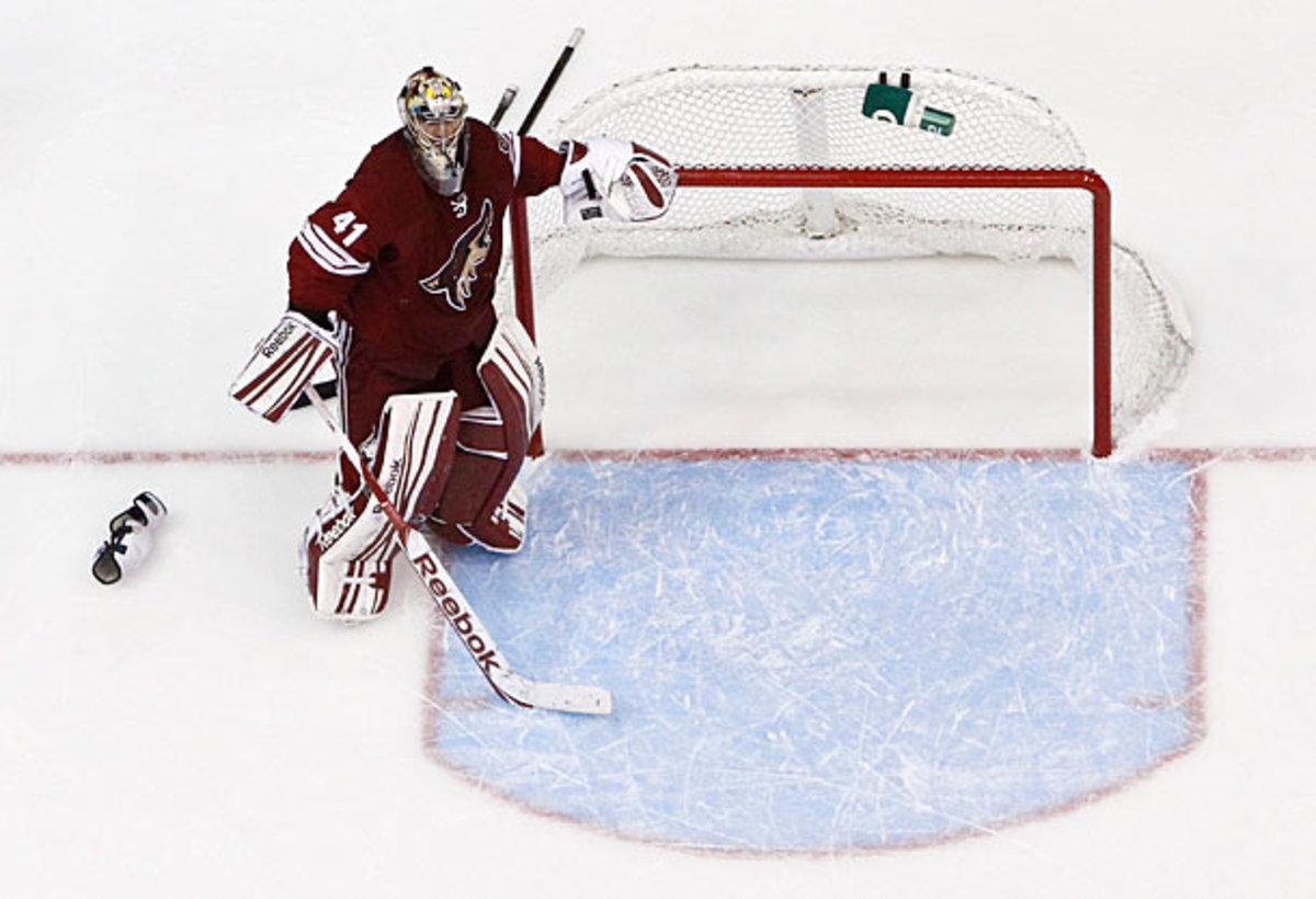 Goaltender Mike Smith signed a new six-year deal with the Arizona Coyotes