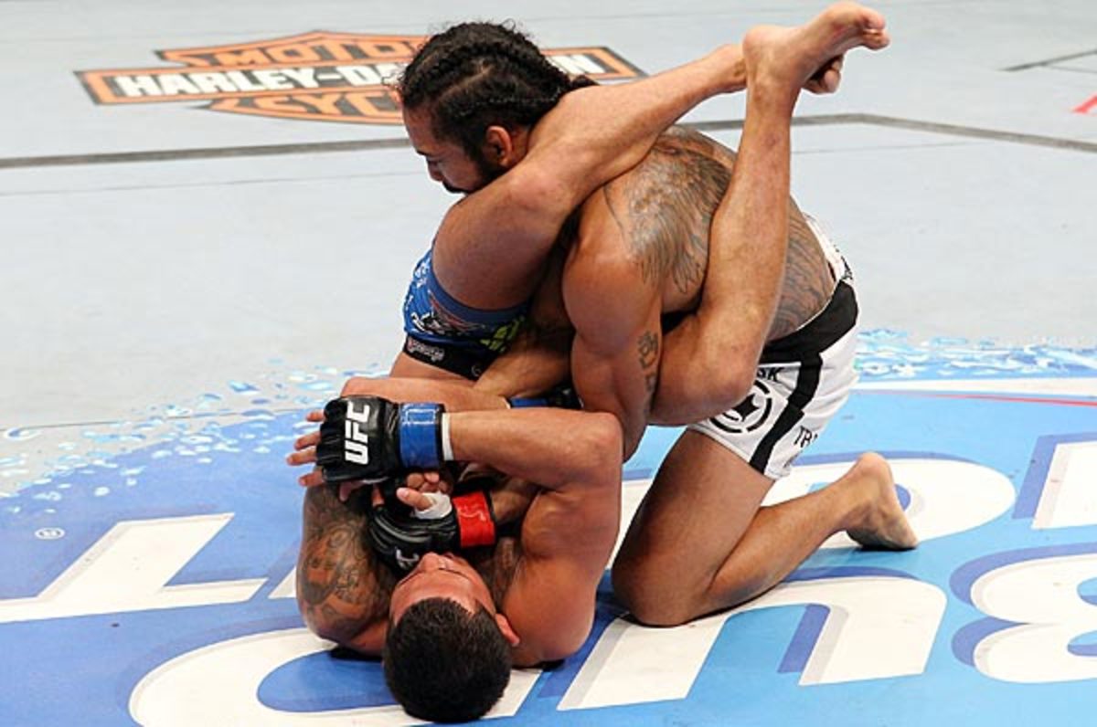 Anthony Pettis showed sportsmanship when he let go of this submission hold on Benson Henderson.