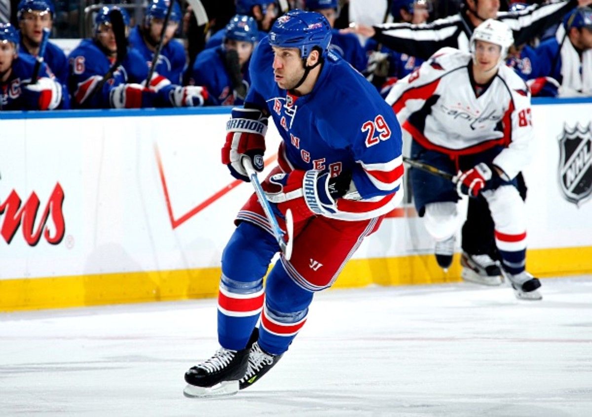 NHL free agent Ryane Clowe signed with the New Jersey Devils