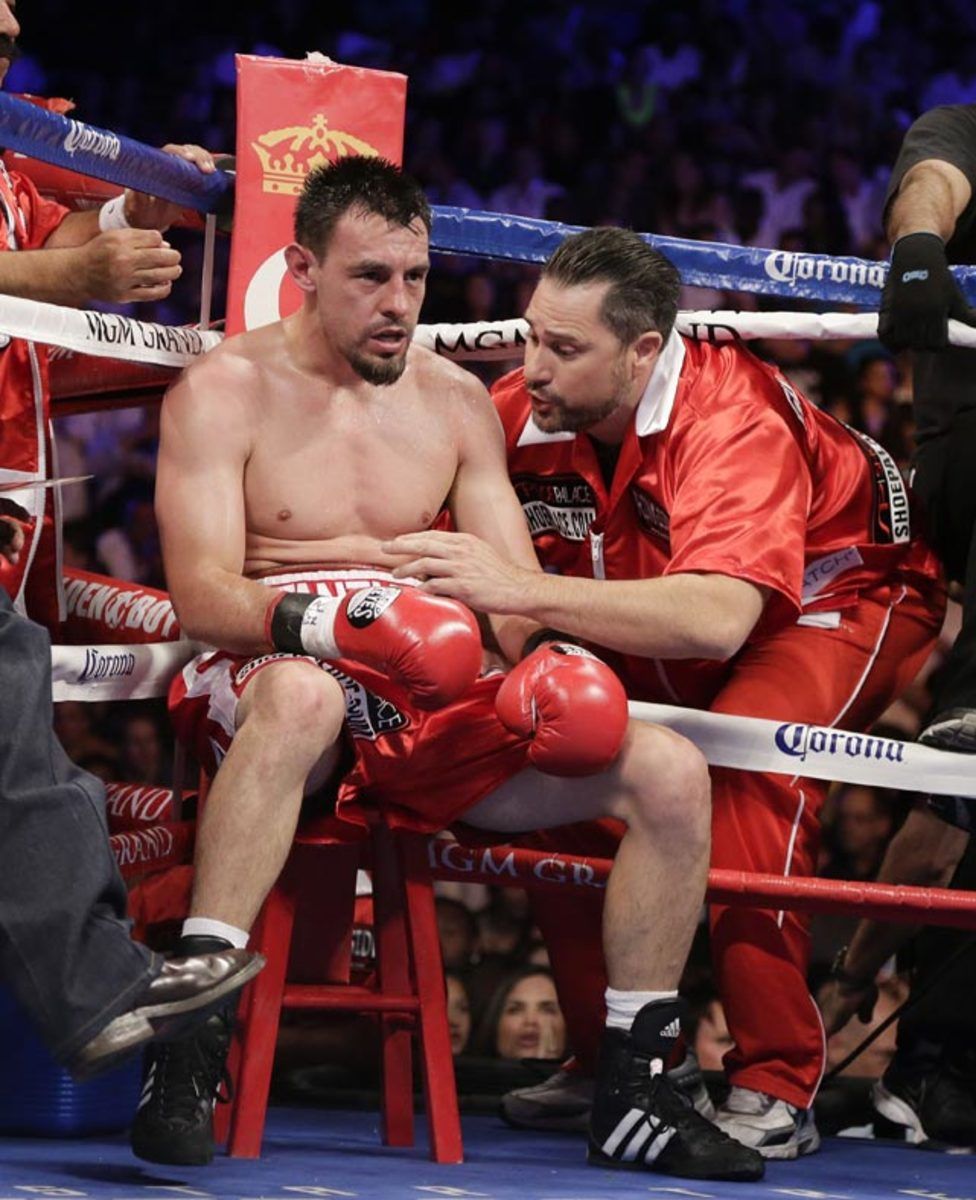 Mayweather defeats Guerrero