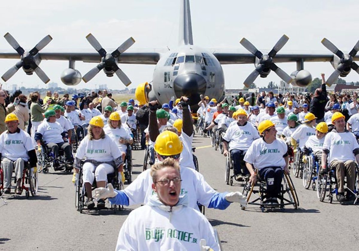 Heaviest plane pulled by people in wheelchairs