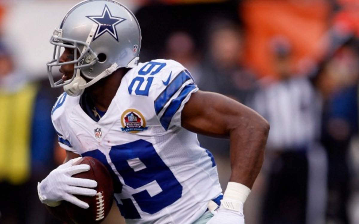 Cowboys running back DeMarco Murray is dealing with a sprained MCL in his left knee.(John Grieshop/Getty Images)
