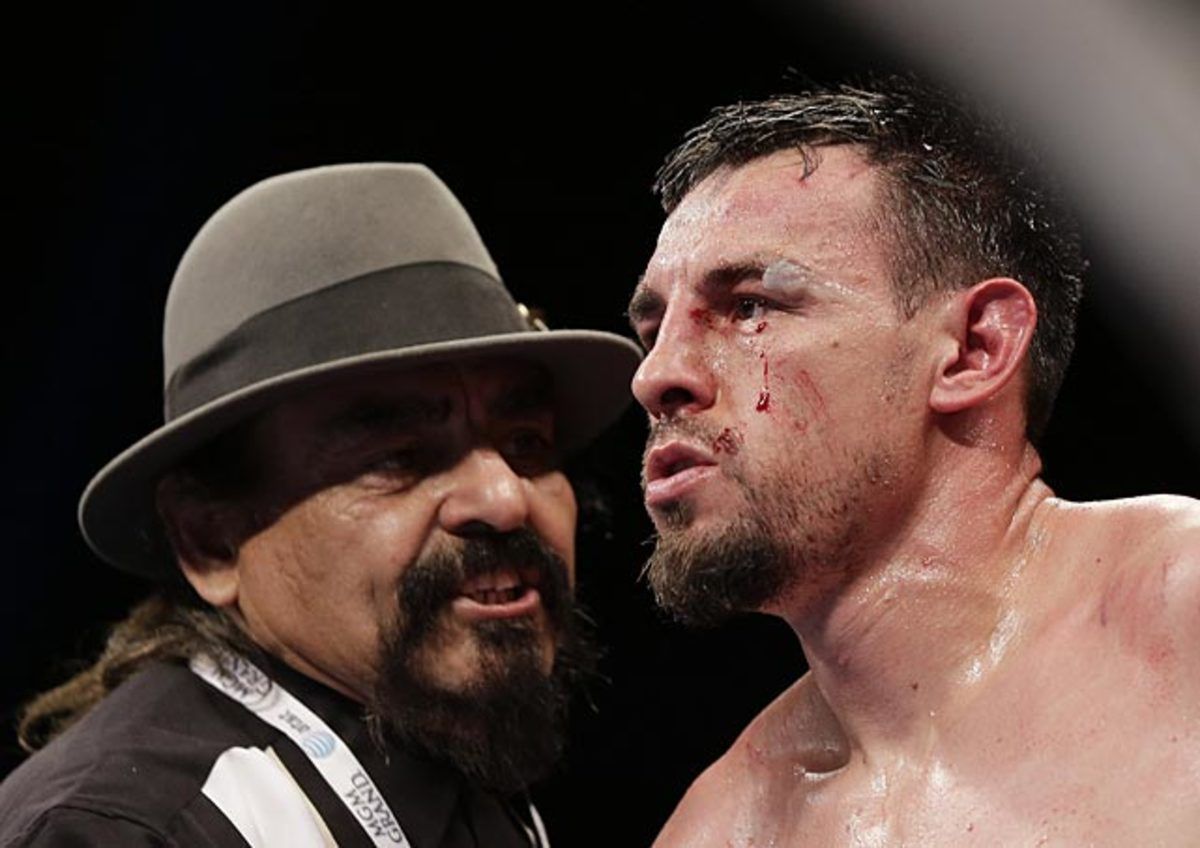 Mayweather defeats Guerrero