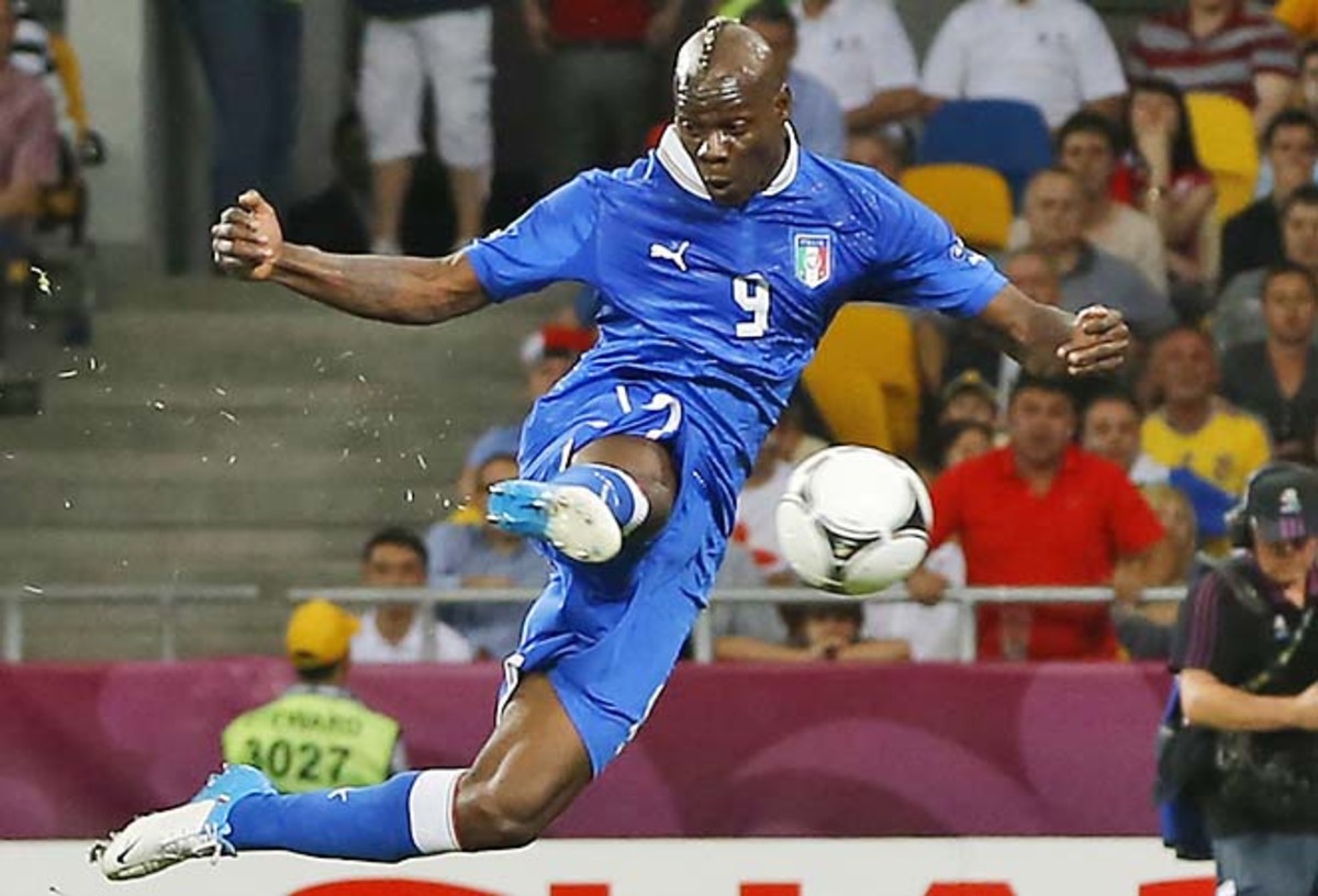 Mario Balotelli joins an AC Milan squad in fifth place in Serie A.