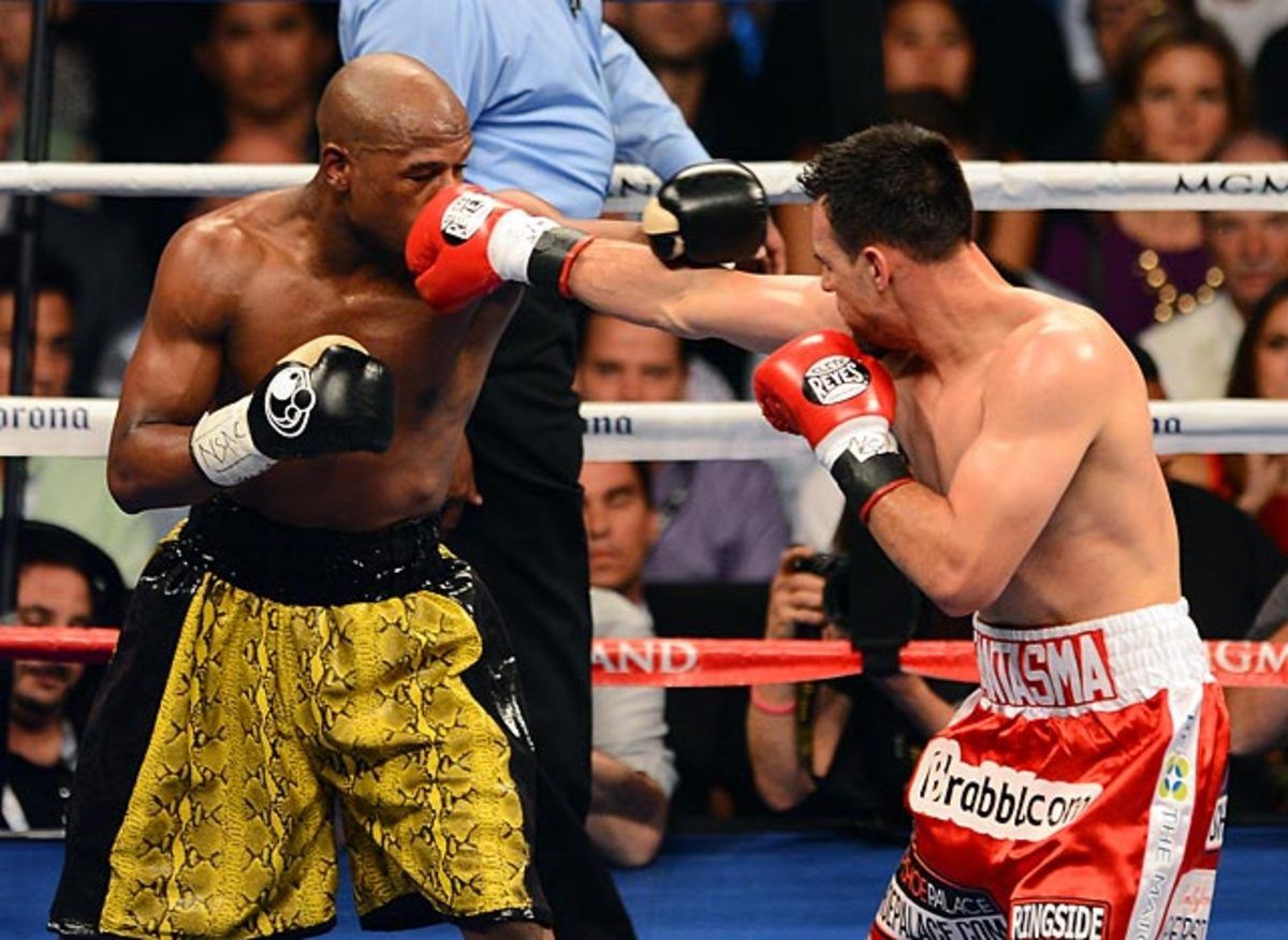 Mayweather defeats Guerrero