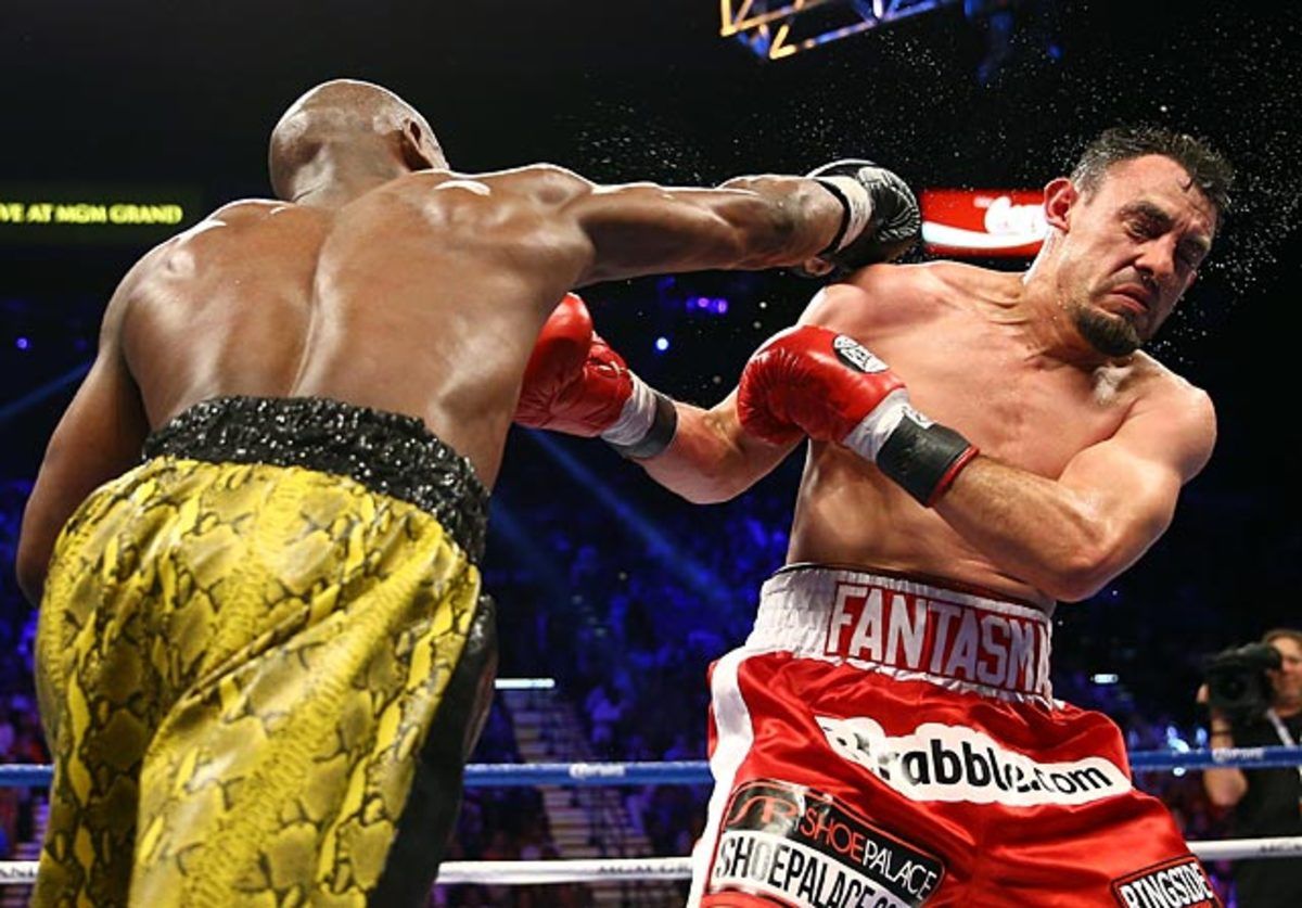 Mayweather defeats Guerrero