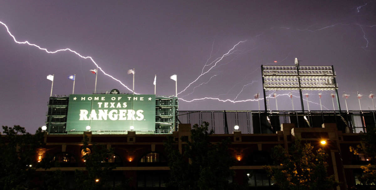 2011-texas-rangers-ballpark-in-arlington-lightning.jpg