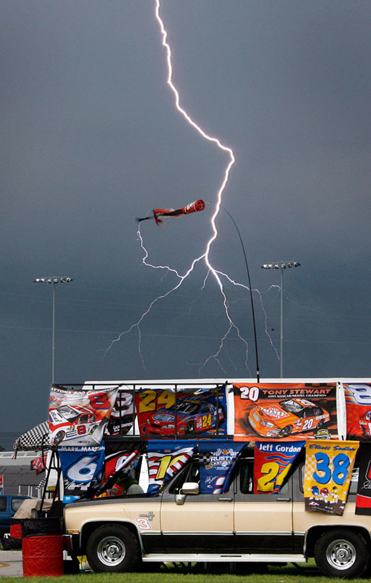 2006-nascar-daytona-international-speedway-lightning.jpg