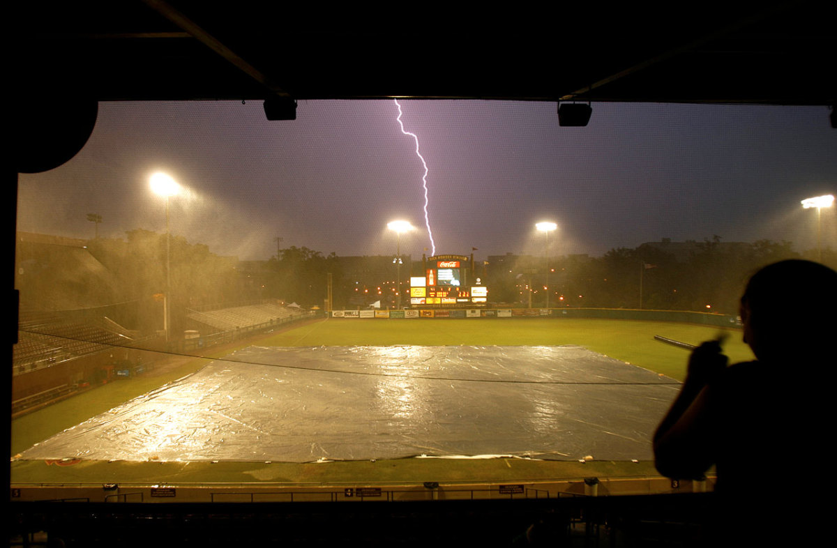 2011-college-baseball-championship-dick-howser-stadium-lightning.jpg