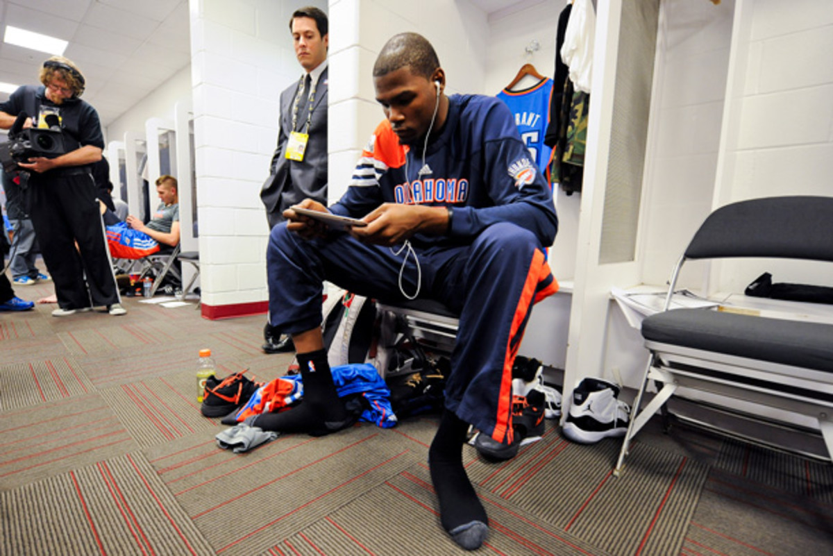 Court Vision: Kevin Durant addresses Twitter tough guys.