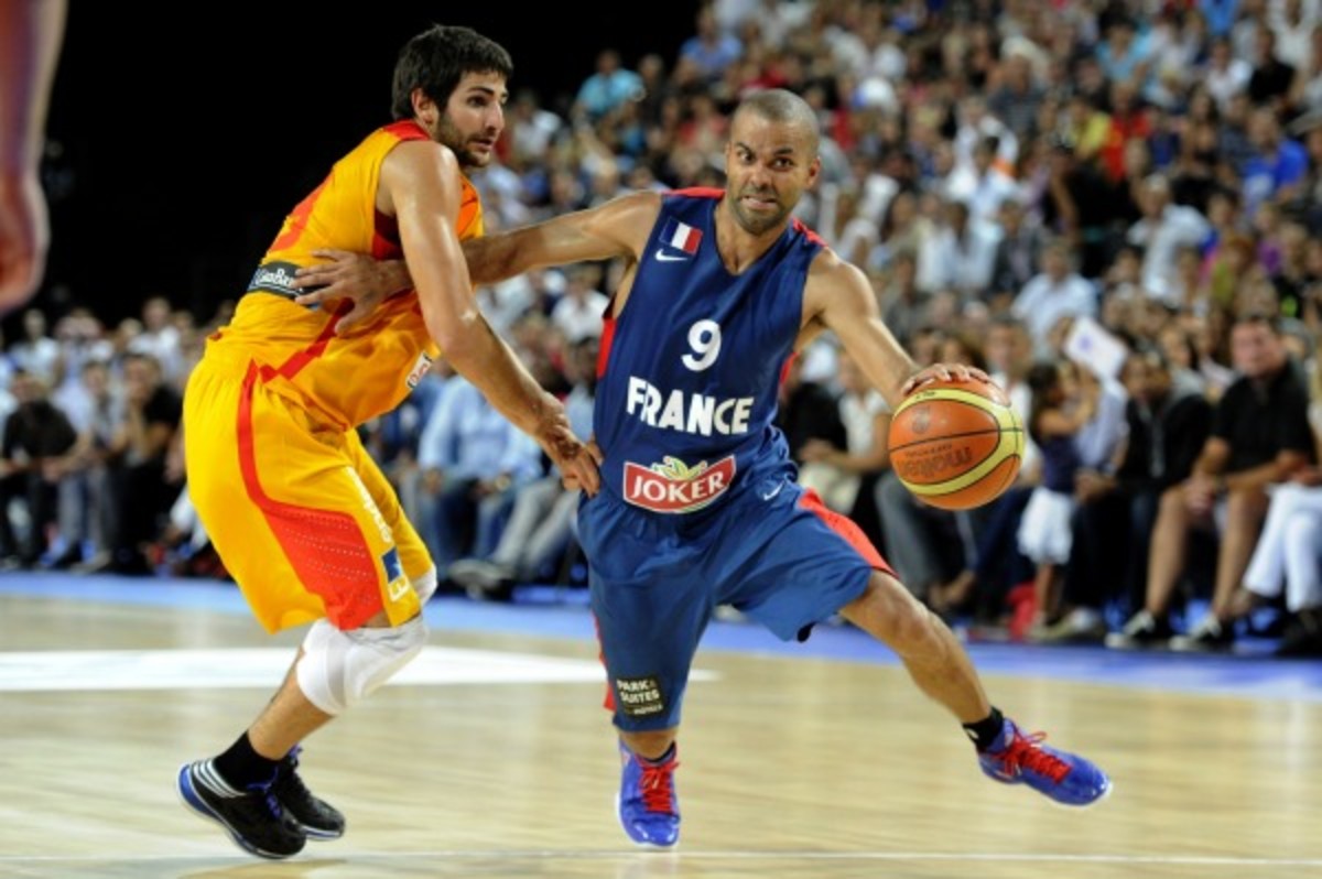 Tony Parker reinjured his knee in an Aug. 26 contest against Spain and will need an MRI. (AFP/Getty Images)