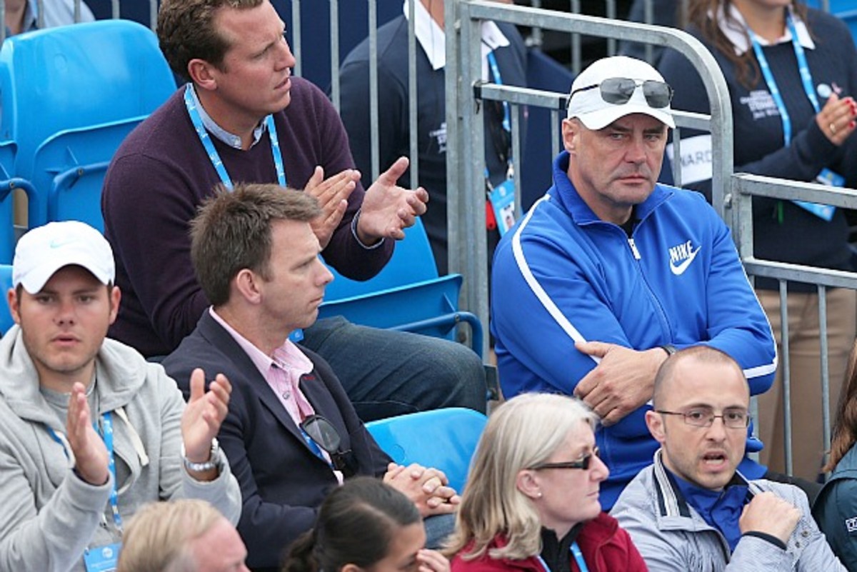 John Tomic (right) watches his son's first-round match at the Aegon Championships. (Clive Brunskill/Getty Images)