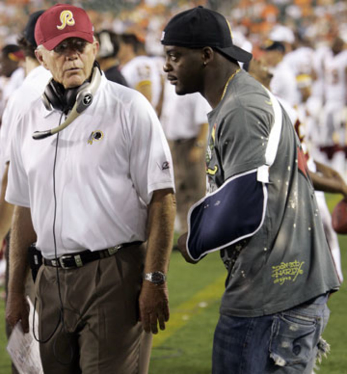 Portis wore a sling after dislocating his shoulder in Washington's first preseason game in 2006, an injury that forced him to miss the first half of the season.