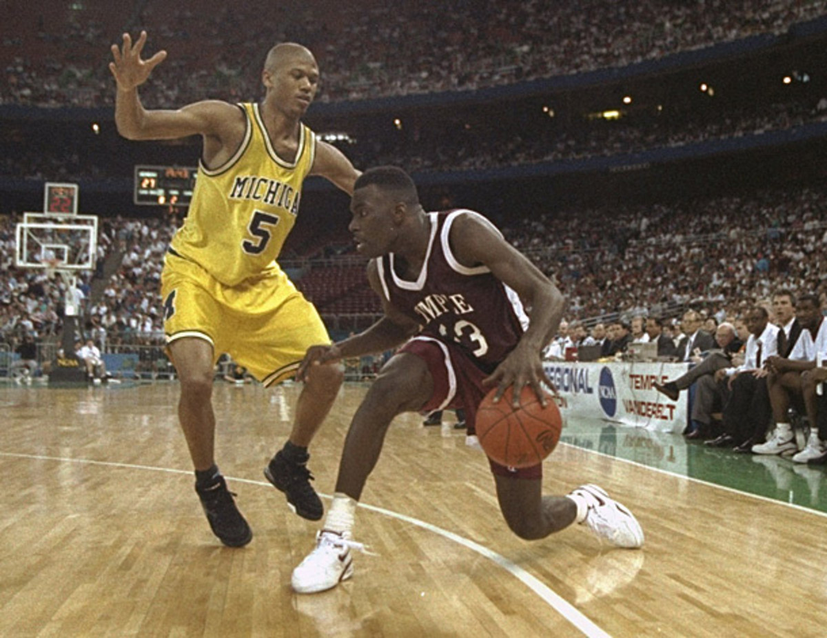 Rose D's up Aaron McKie during a 1993 Michigan-Temple game. (Richard Mackson/SI)
