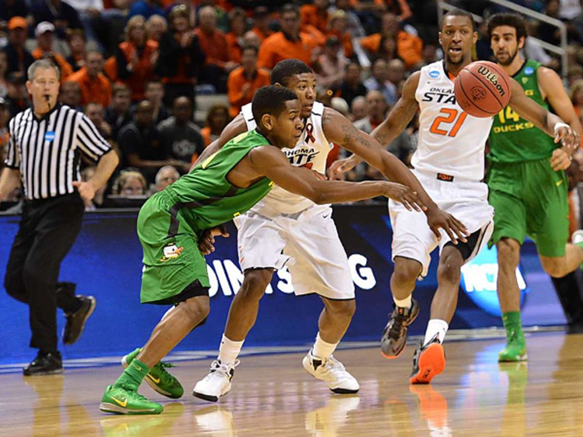 Dominic Artis' defense on Marcus Smart forced the star Oklahoma State point guard into five turnovers and Paced Oregon to a 68-55 win. (Robert Beck/SI)