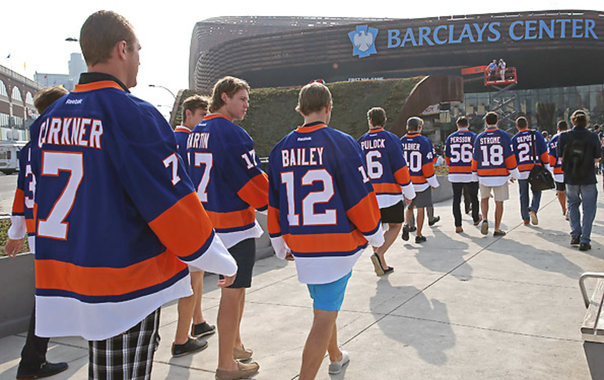 The Islanders plan to keep their same colors when the team moves to Brooklyn in 2015.