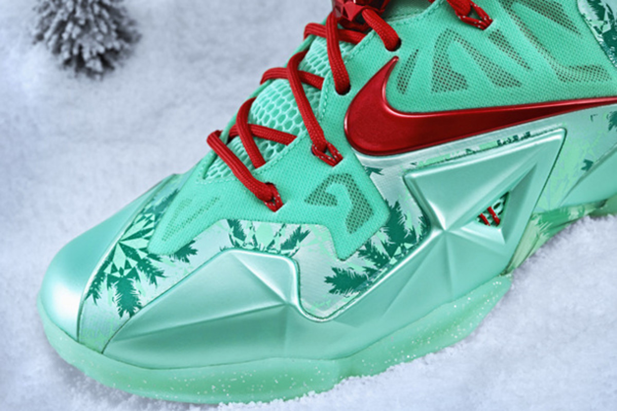 lebron-11-christmas-nike-3.jpg