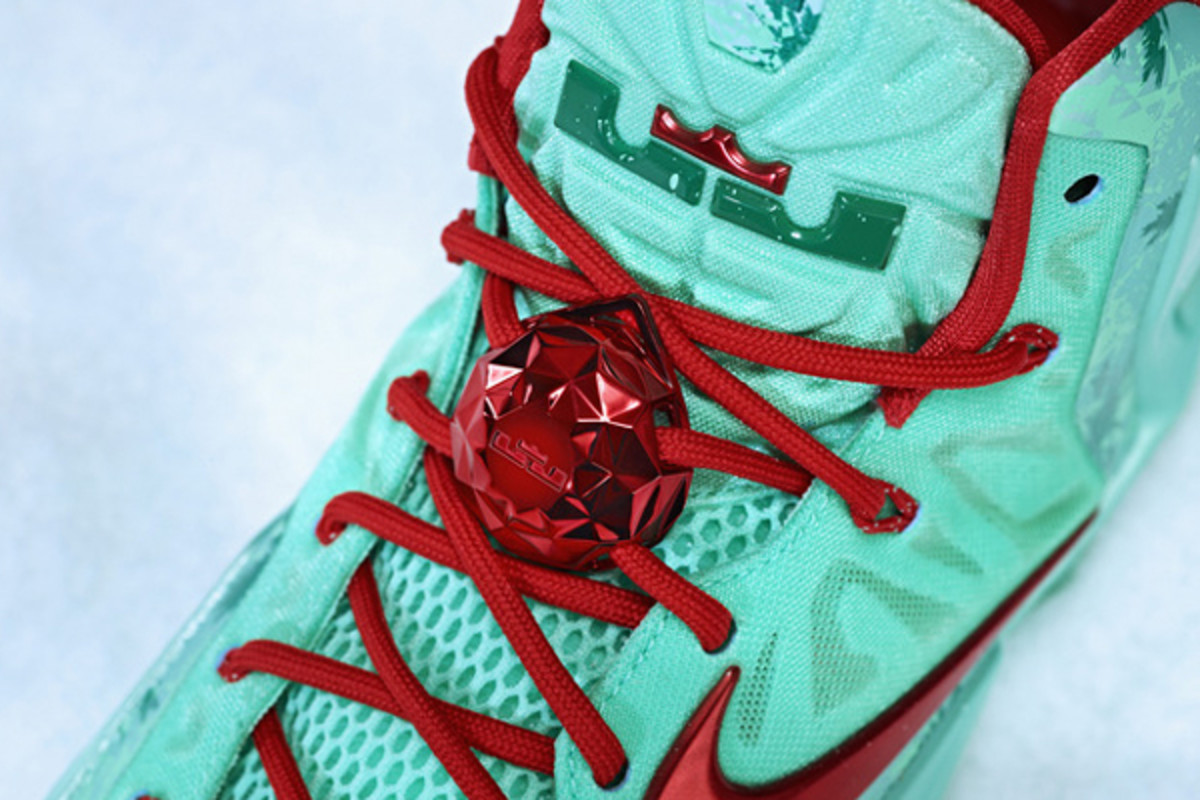 lebron-11-christmas-nike-1.jpg