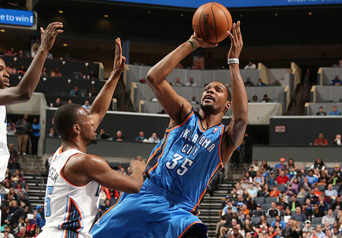 Kevin Durant shoots over the Bobcats