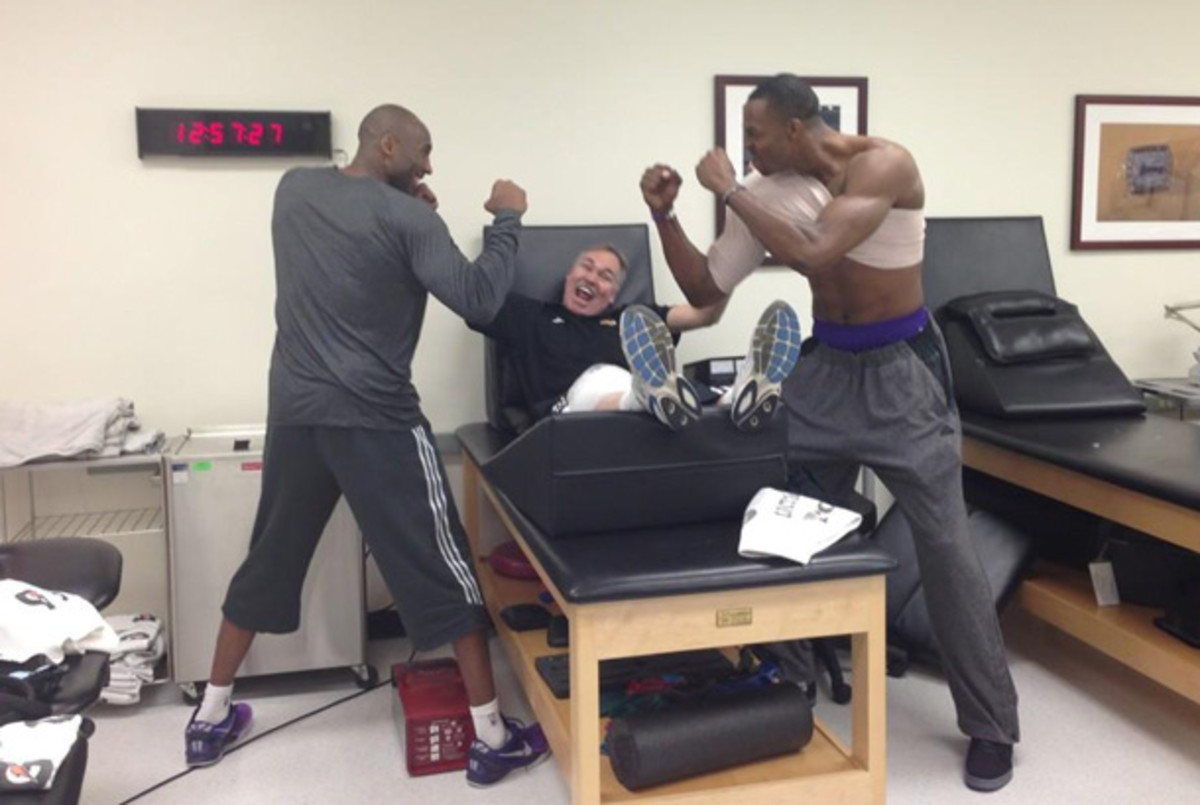 Kobe Bryant, Mike D'Antoni and Dwight Howard mock a recent report of a locker room fight. (@KobeBryant)