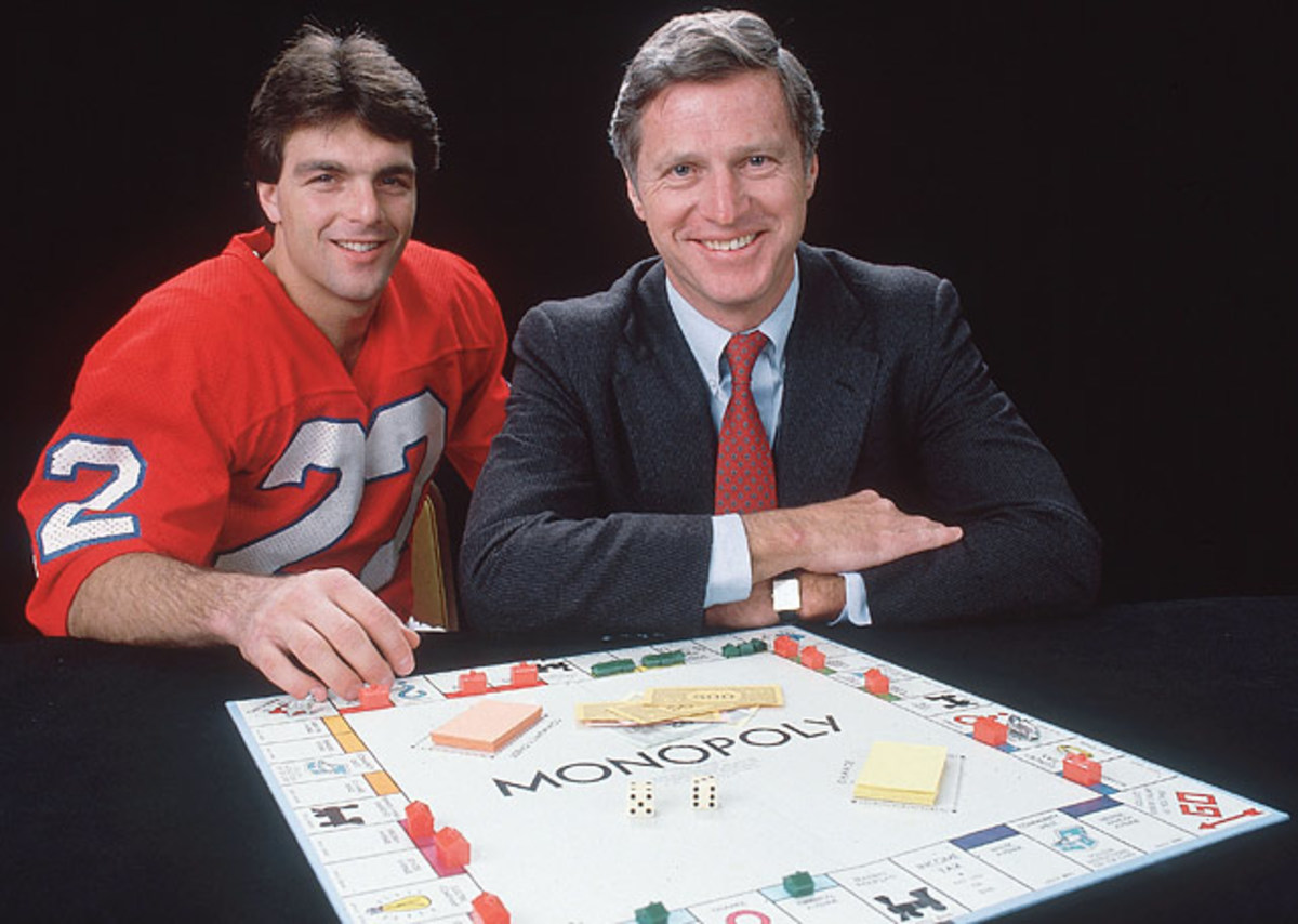 Doug Flutie, QB, and USFL commissioner Harry Usher