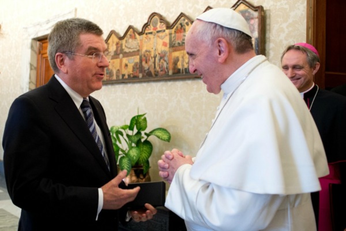 IOC chairman Thomas Bach held a private audience with Pope Francis on Friday. (L'Osservatore Romano/AP)