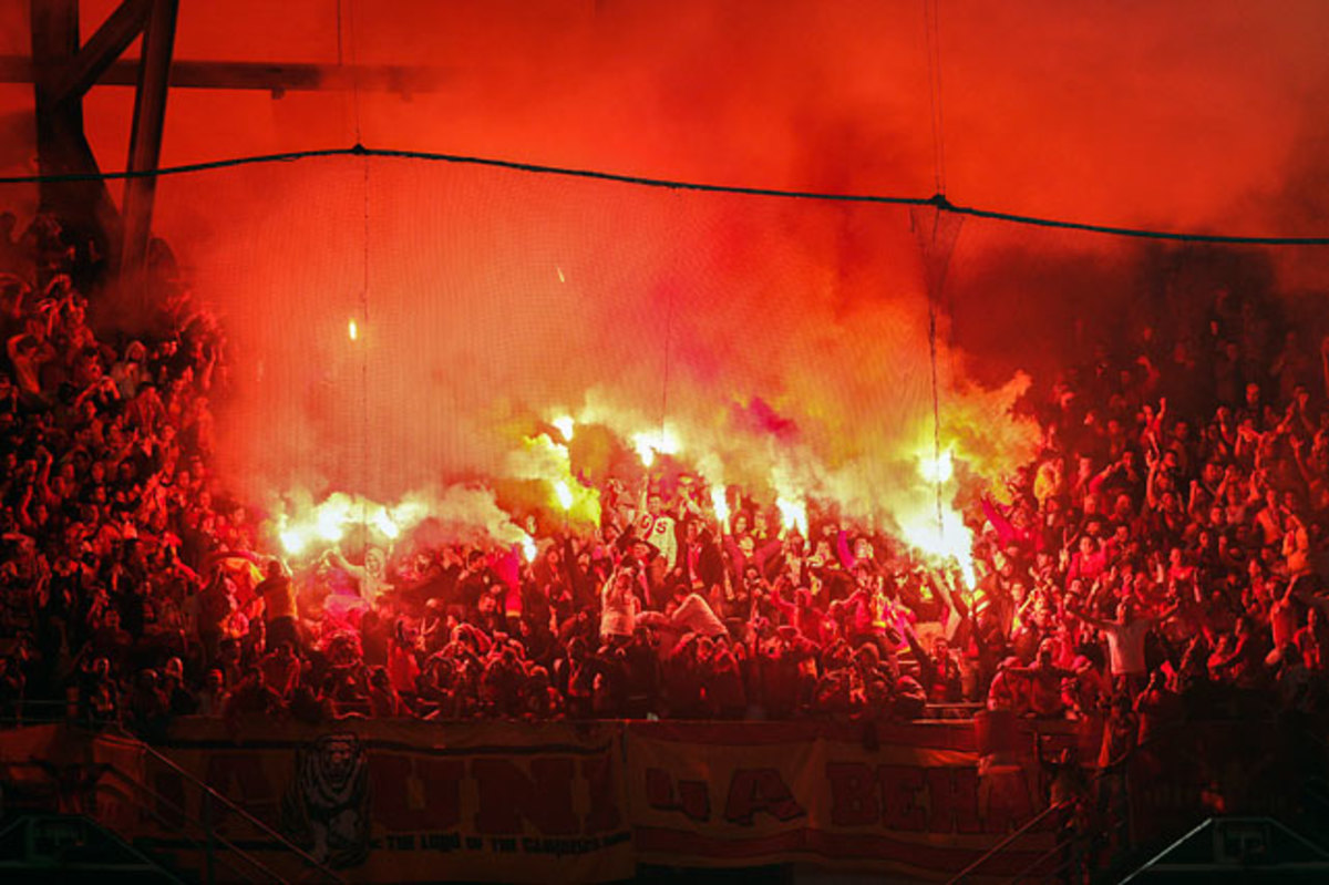 131011163229-041513-galatasaray-fans-single-image-cut.jpg