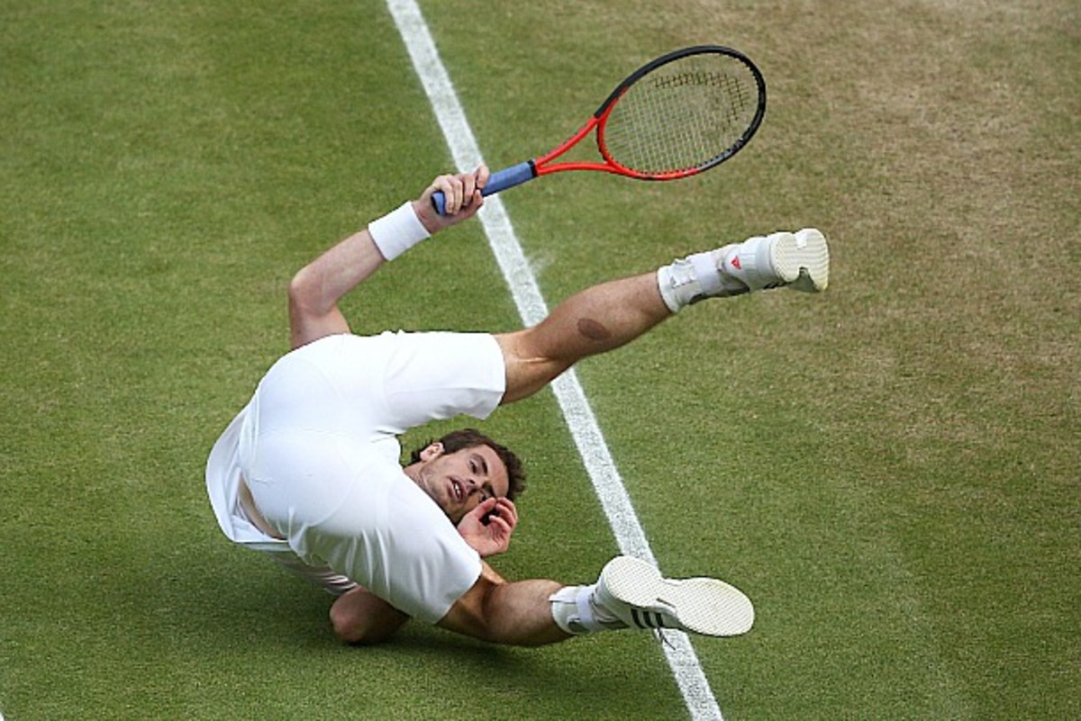 Murray takes a tumble in the second set. (Clive Brunskill/Getty Images)