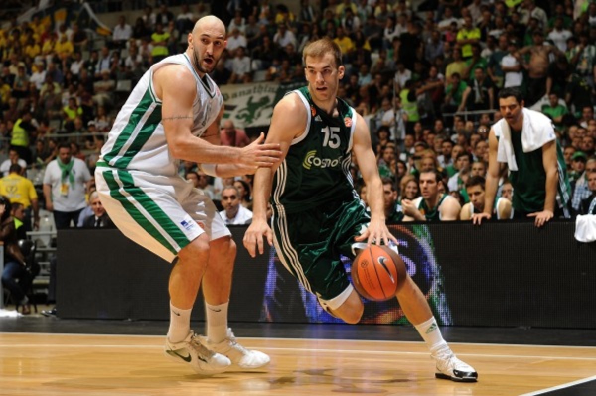 Nick Calathes, shown here with Panathinaikos Athens, has agreed to terms with Memphis. (Rodolfo Molina/Getty Images)