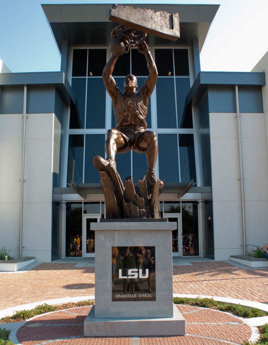 Shaquille O'Neal Statue