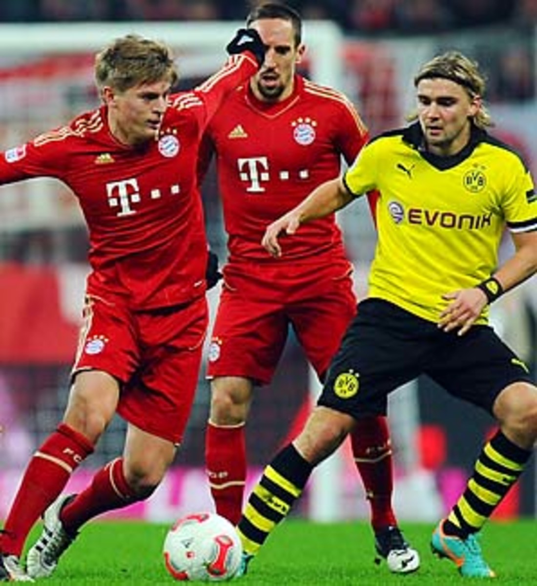 Toni Kroos (left) and Bayern Munich hope to end Dortmund's reign this year.