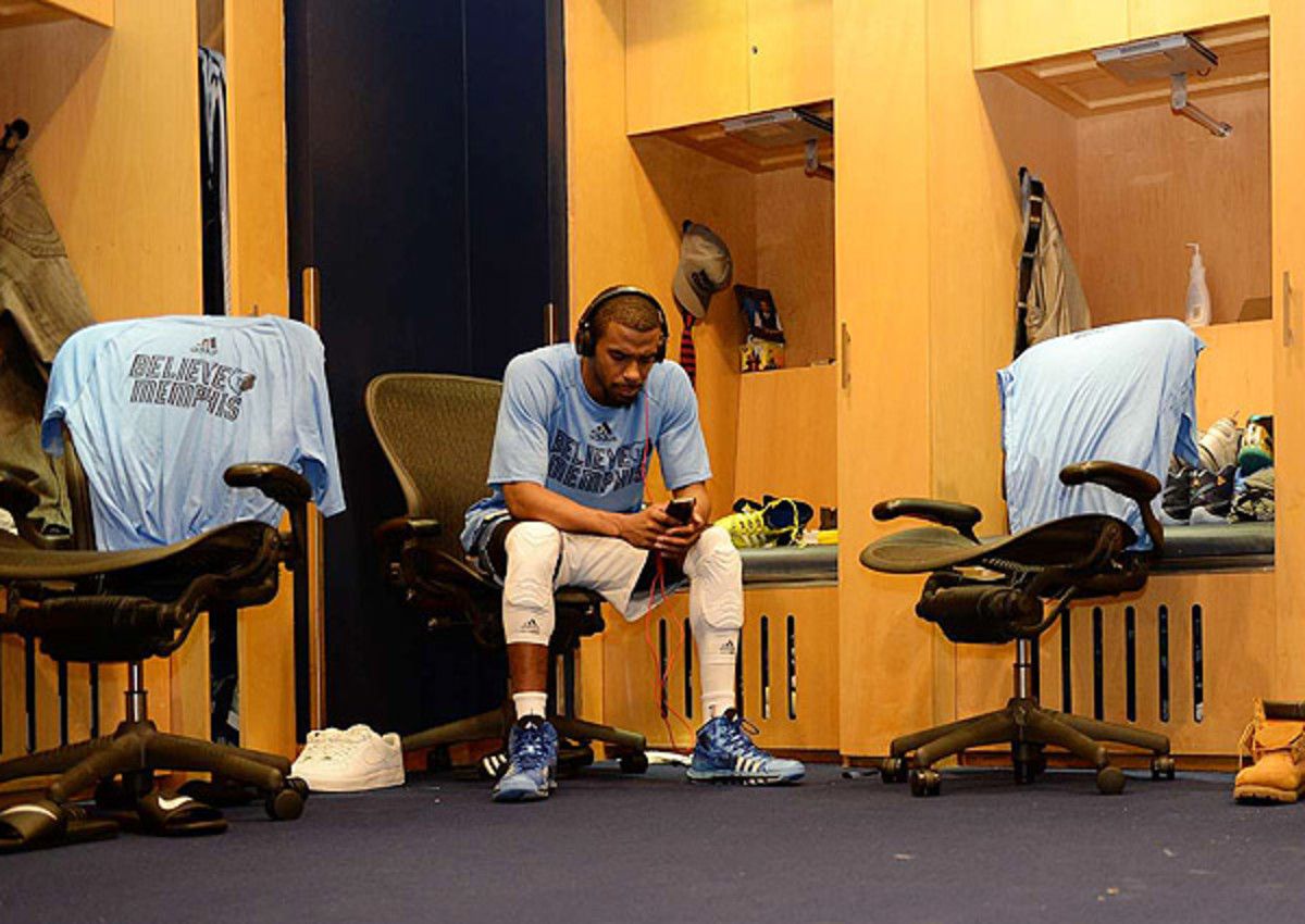 mike-conley-memphis-grizzlies-nba-playoffs-2013-lockerroom.jpg