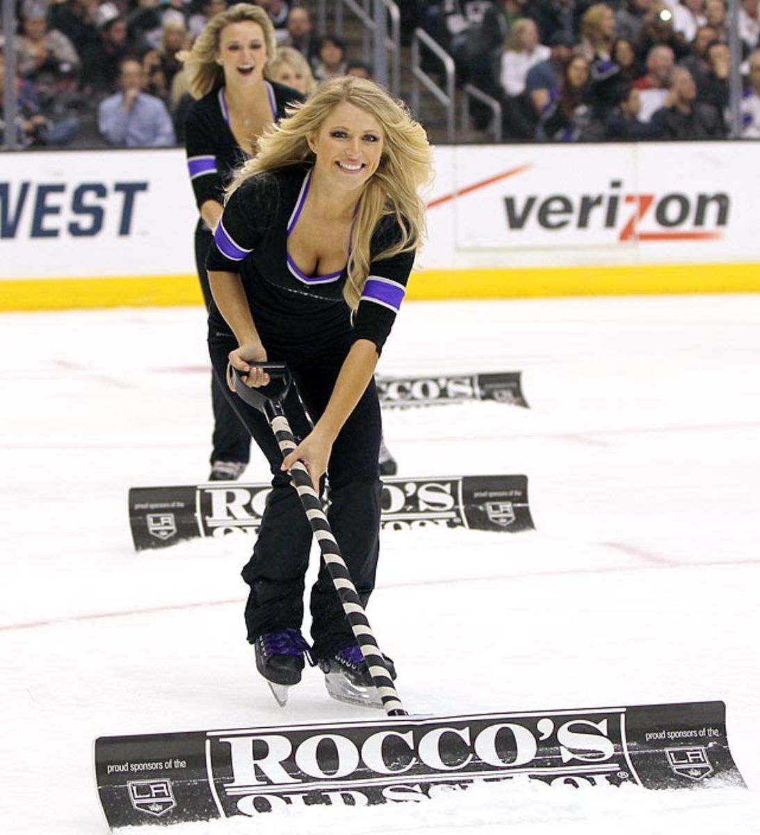 130408141833-los-angeles-kings-ice-crew-girls-164220928-10-single-image-cut.jpg