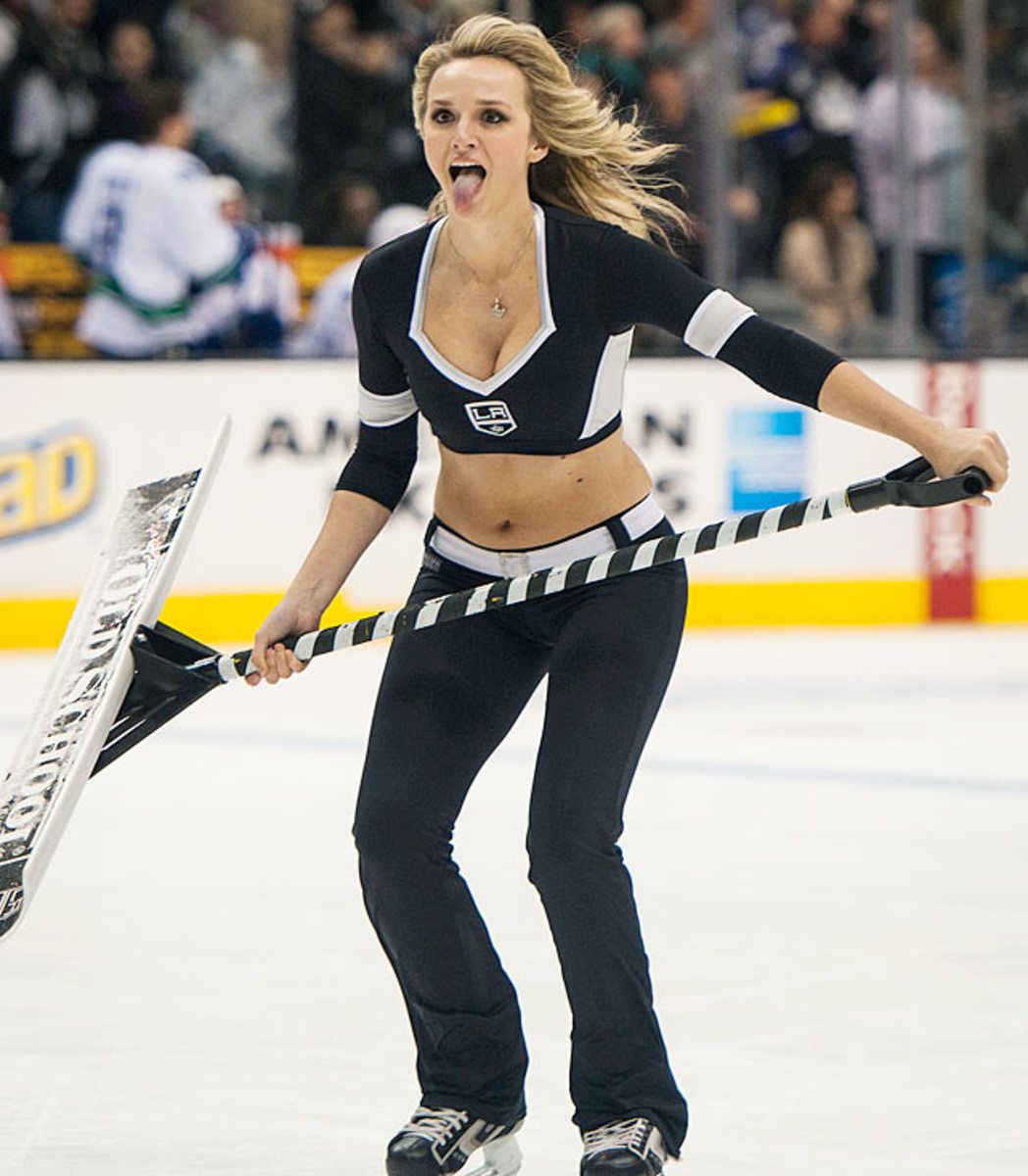 130218152314-los-angeles-kings-ice-crew-girls-chk012813045-kings-v-canucks-single-image-cut.jpg