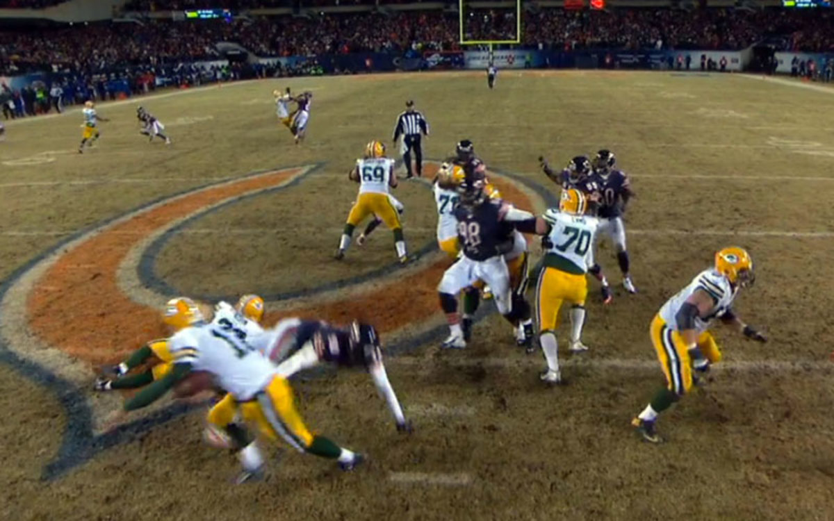 rodgers-escapes-pocket.jpg
