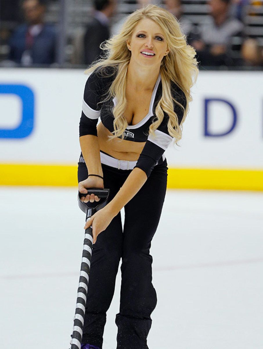 130319120319-los-angeles-kings-ice-crew-girls-icon-22580583-single-image-cut.jpg