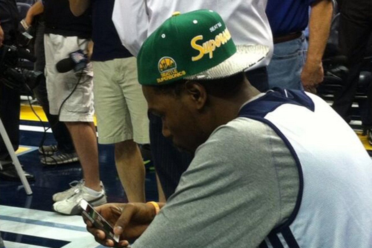 Kevin Durant wore a Sonics hat during the 2013 playoffs. (@DarnellMayberry)