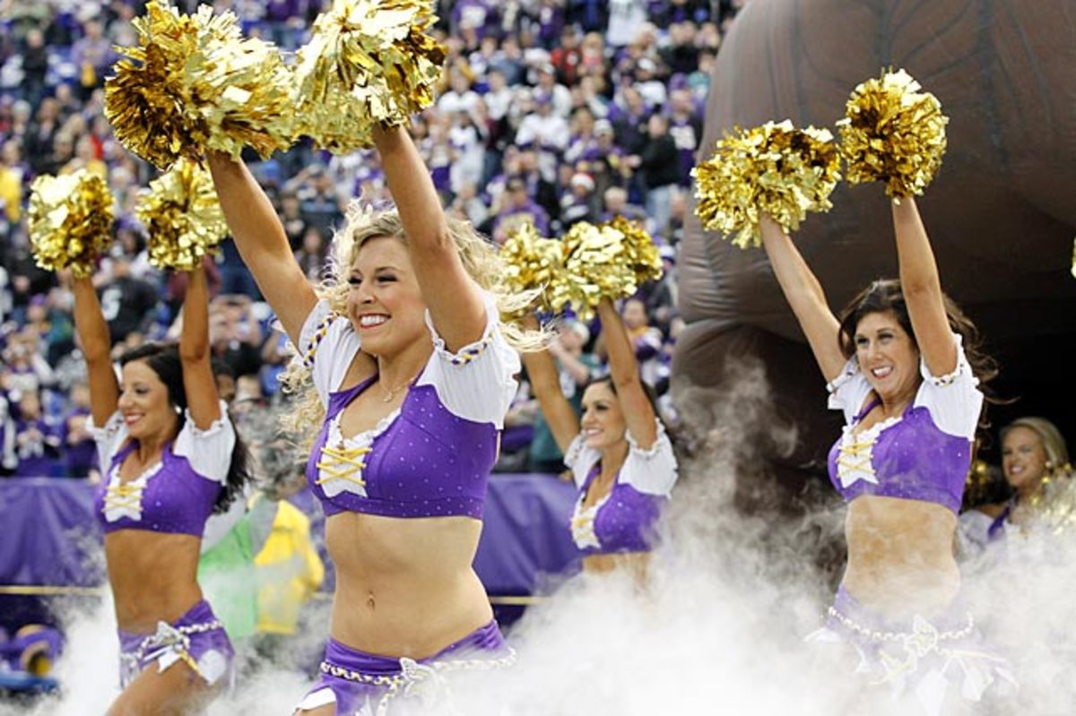 131216165217-minnesota-vikings-cheerleaders-ap559107296111-7-single-image-cut.jpg