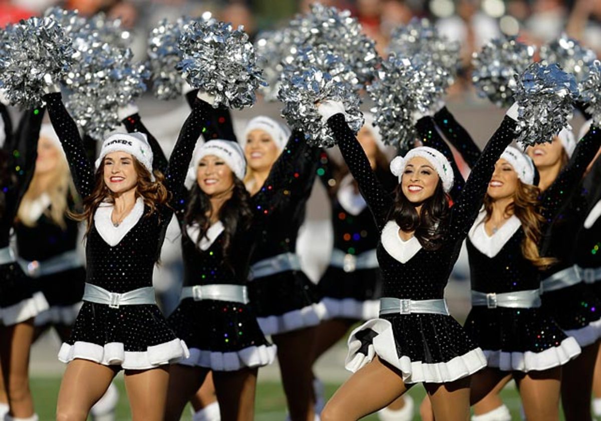 131216165248-oakland-raiders-raiderettes-cheerleaders-ap926317681179-13-single-image-cut.jpg