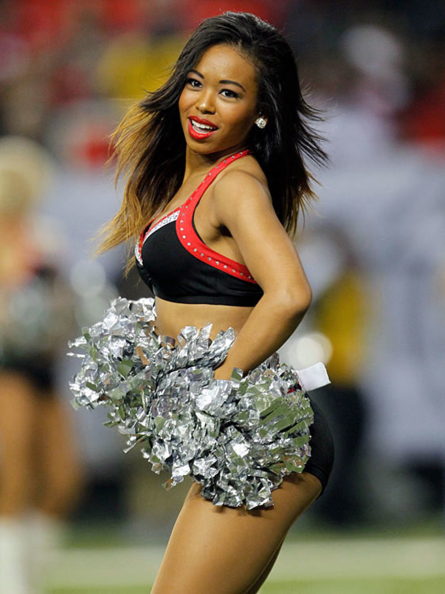 131216165032-atlanta-falcons-cheerleaders-25369388-single-image-cut.jpg