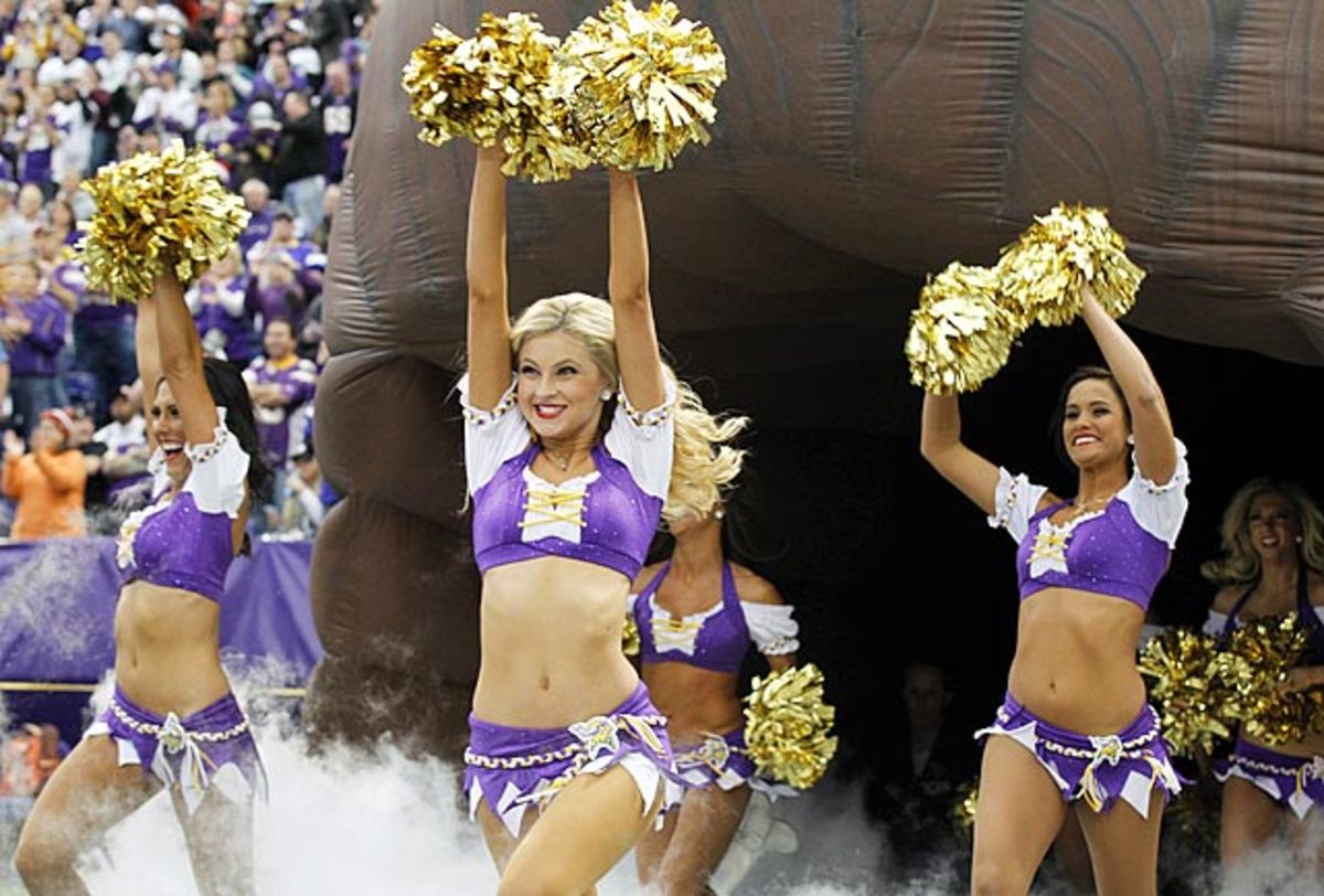 131216165220-minnesota-vikings-cheerleaders-ap870418708642-5-single-image-cut.jpg