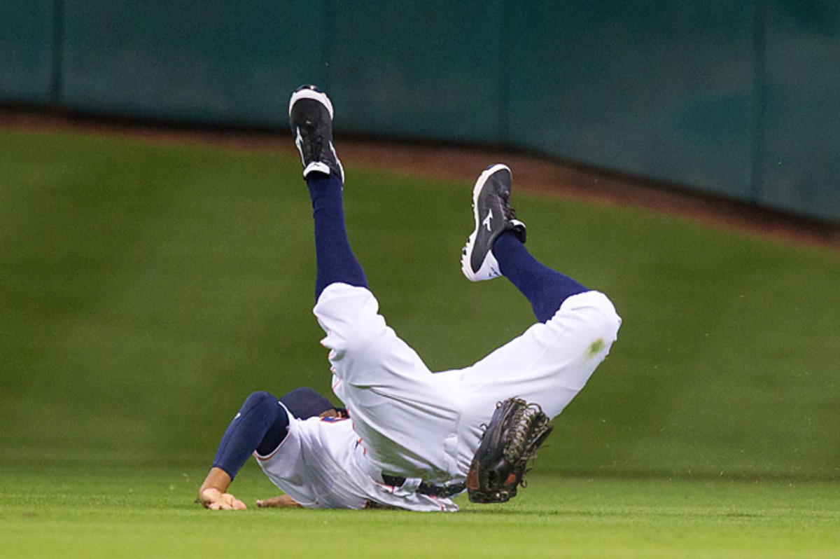Justin Maxwell banged his head on the grass while diving for a fly ball in the fourth inning. 