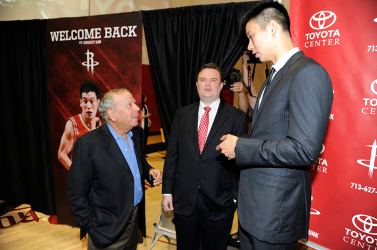 Daryl Morey (center) stood up for Jeremy Lin (right) in an online chat. (Bill Baptist/Getty Images)