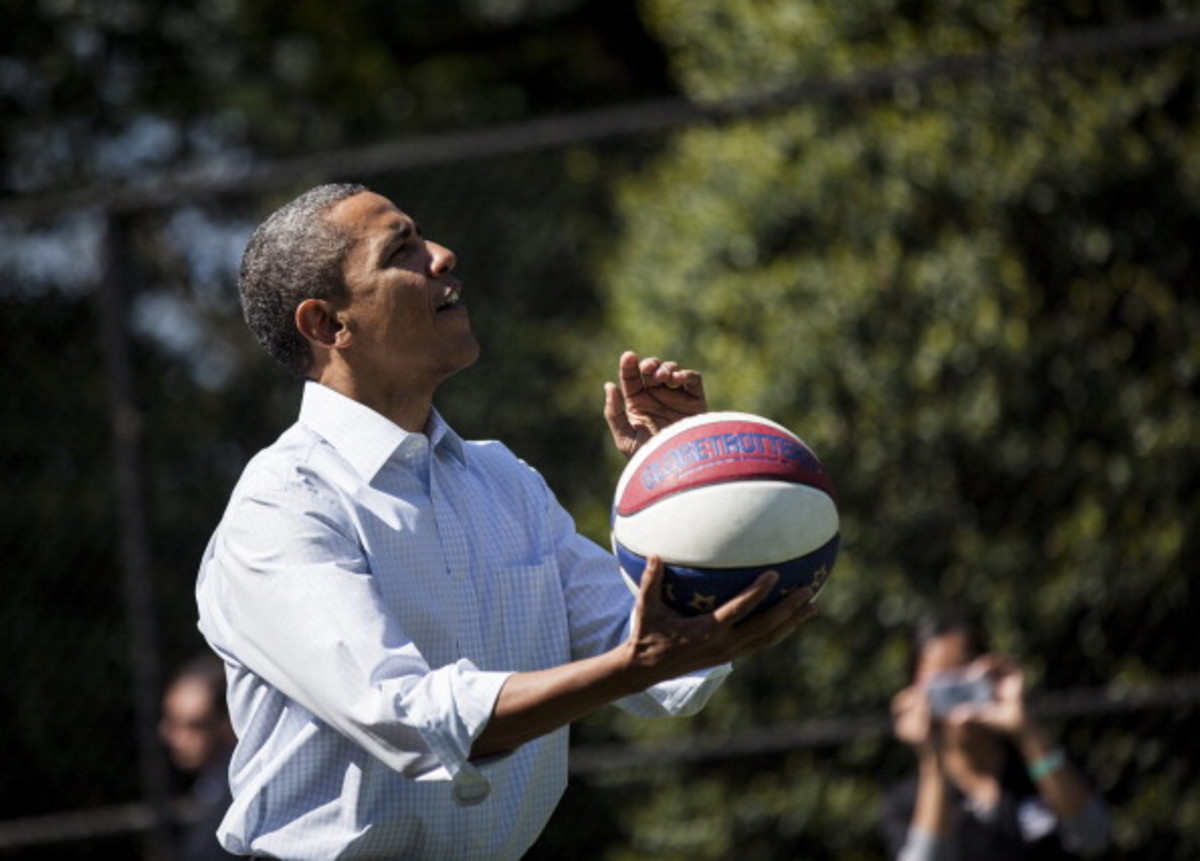 US President Barack Obama shoots a baske