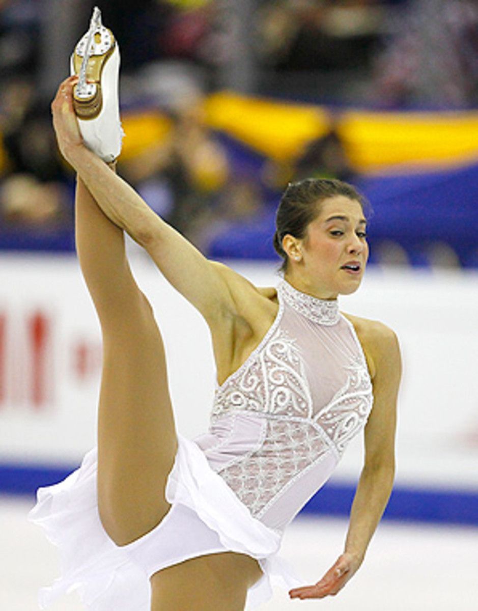 Alissa Czisny dislocated her left hip after having surgery on it last June to repair a tear.