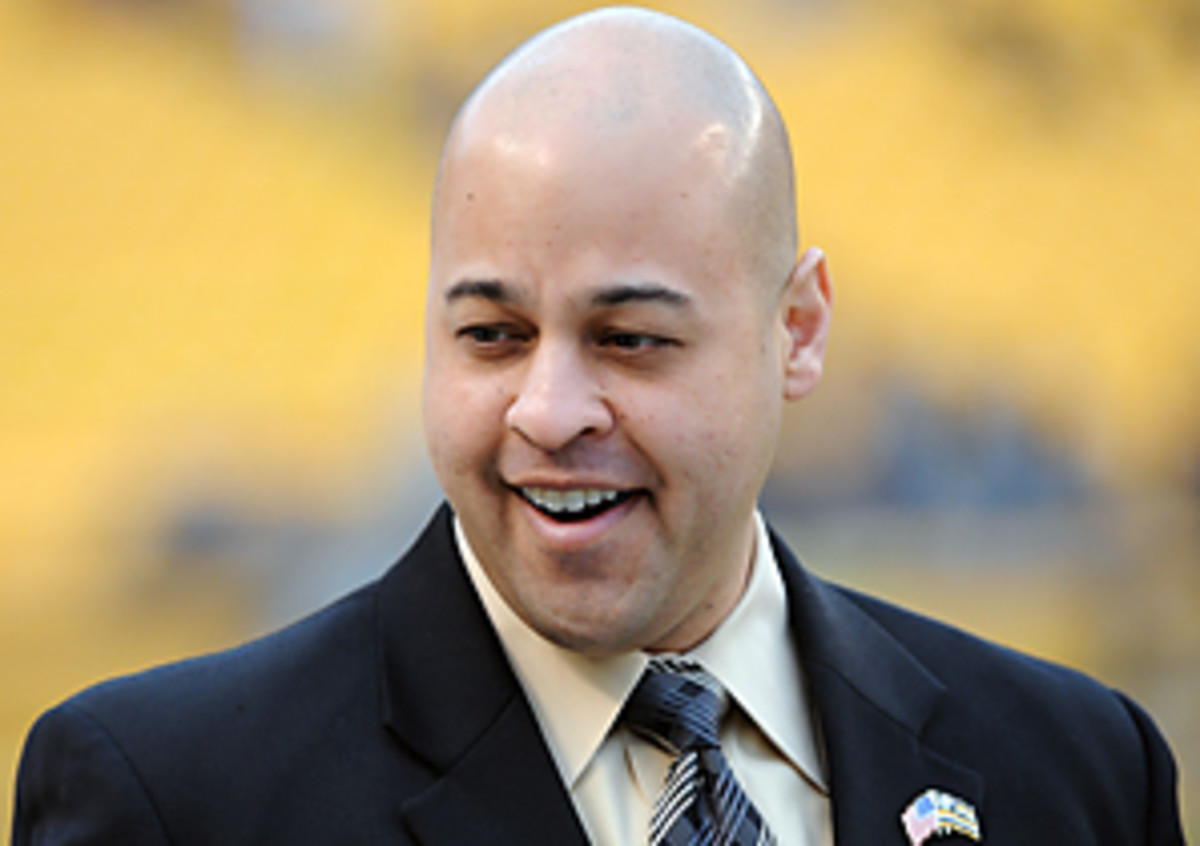 Omar Khan will be interviewing for the Jets' general manager position.