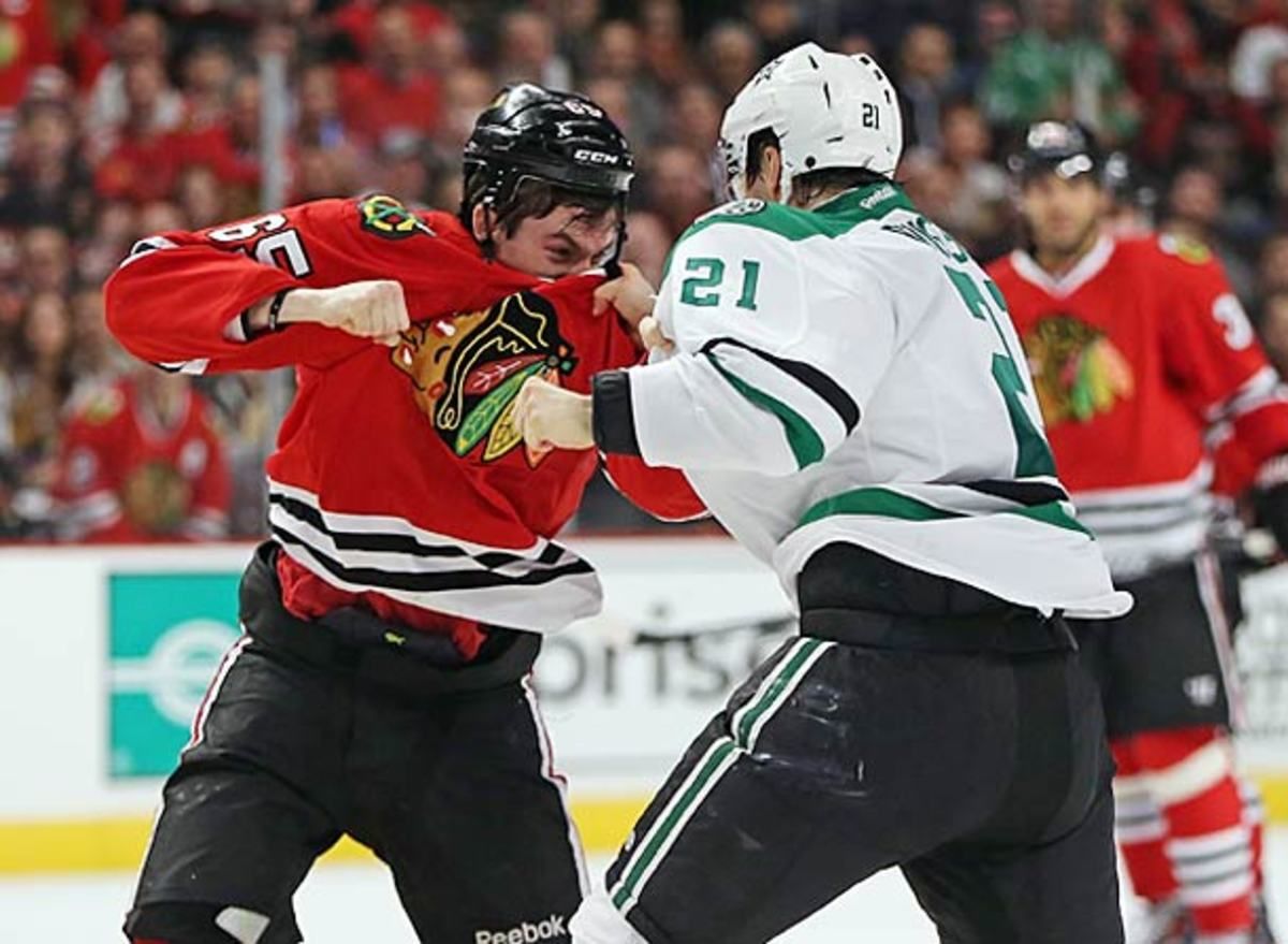 Andrew Shaw of the Chicago Blackhawks and Antoine Roussel of the Dallas Stars do not like each other.