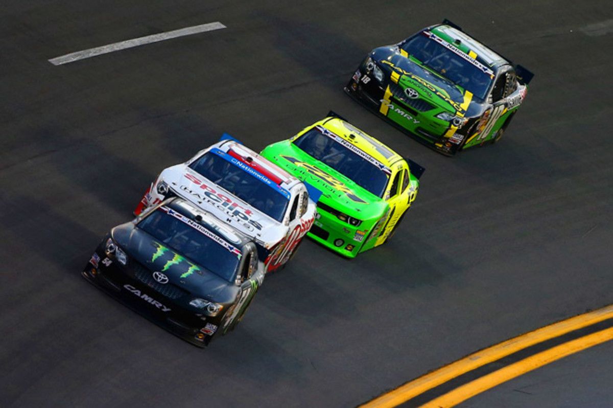 Kyle Busch won the pole with a 193.723 mph lap, while Matt Kenseth was second at 193.299. 