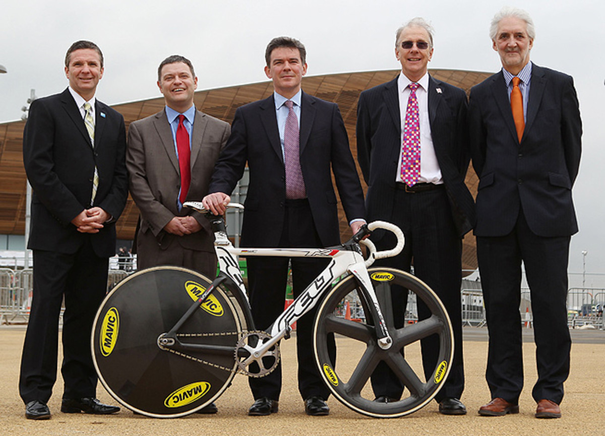 Brian Cookson (right) promises to carry out an independent investigation of doping allegations in cycling.