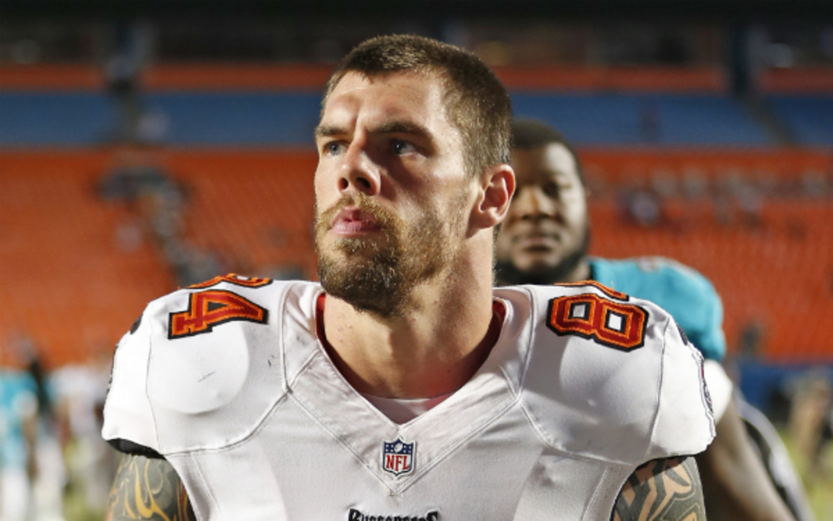 Bucs TE Tom Crabtree carted off field with 'serious' leg injury ...